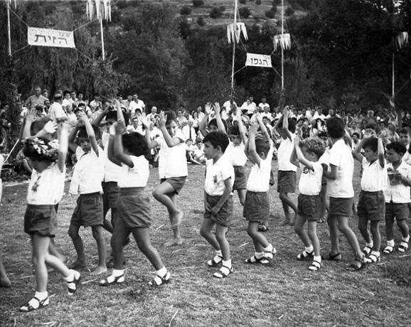 Shavuot celebration, Kibbutz Hazore'a, Israel, 1950s. Photo: Leni Sonnenfeld (The Oster Visual Documentation Center, ANU - Museum of the Jewish People, Sonnenfeld collection)