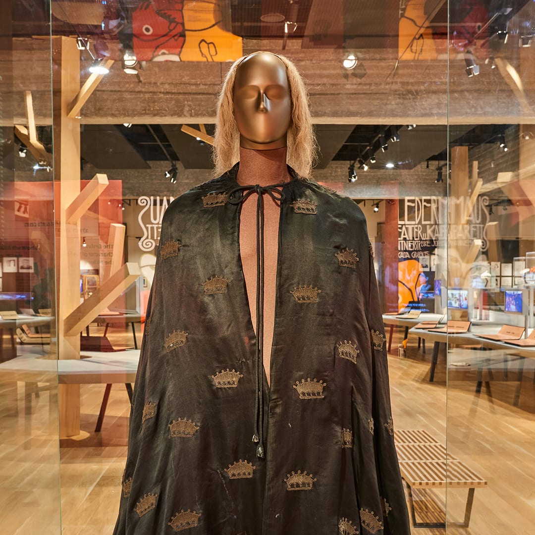 The original King Leer robe and wig worn by Mikhoels in 1935, dispalyed on the new museum of the Jewish People's 3rd floor. Courtesy of the Israel Goor Theatre Archives and Museum, Jerusalem (photo: Shahar&Ziv Katz)