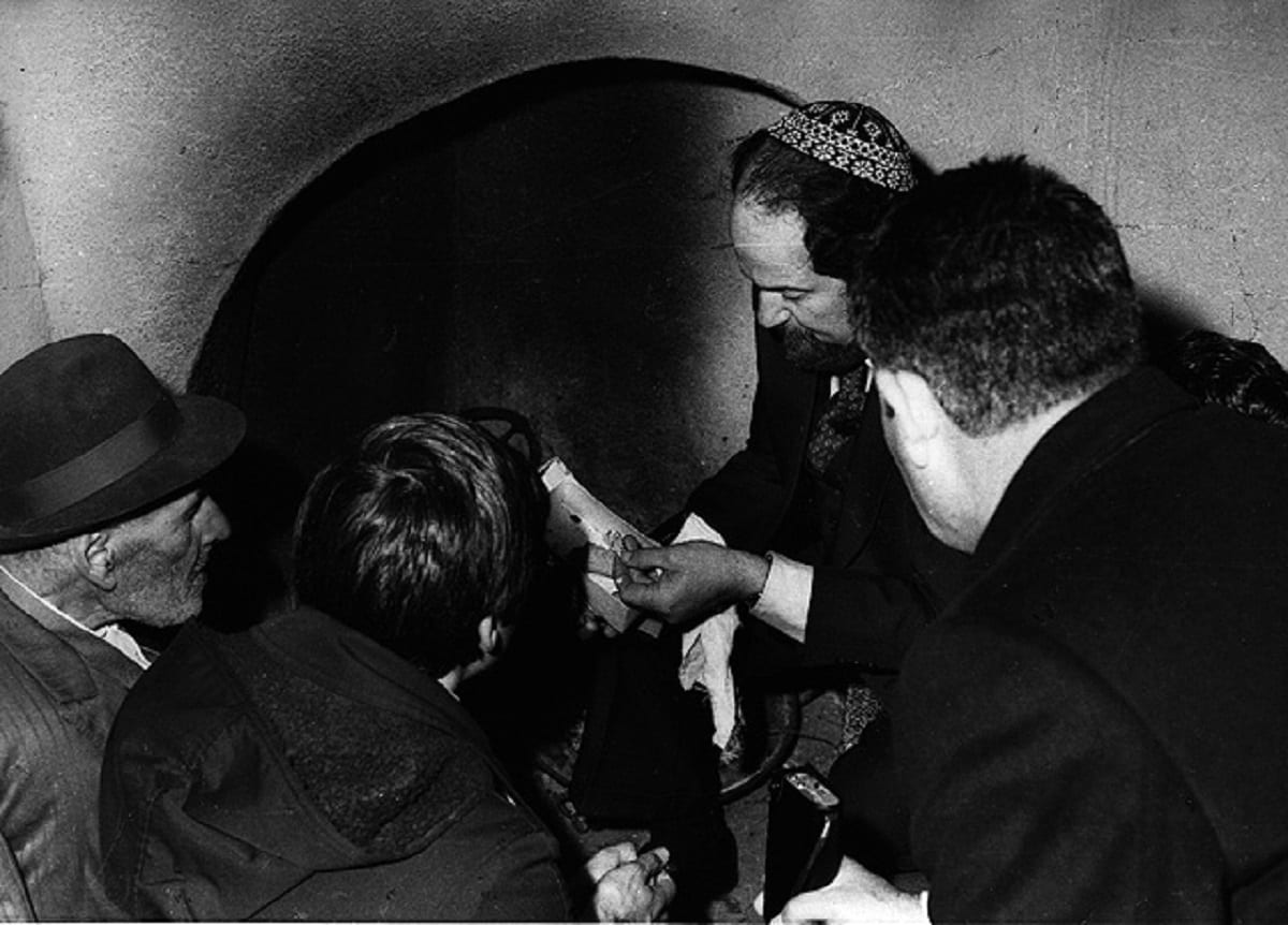 Raphael Morao Mendes showing Passover Matzzot to the members of the Israeli delegation. Belmonte, Portugal, 1983 (Beit Hatfutsot, the Oster Visual Documentation Center, courtesy of Rabbi Menahem Hacohen , Tel Aviv)