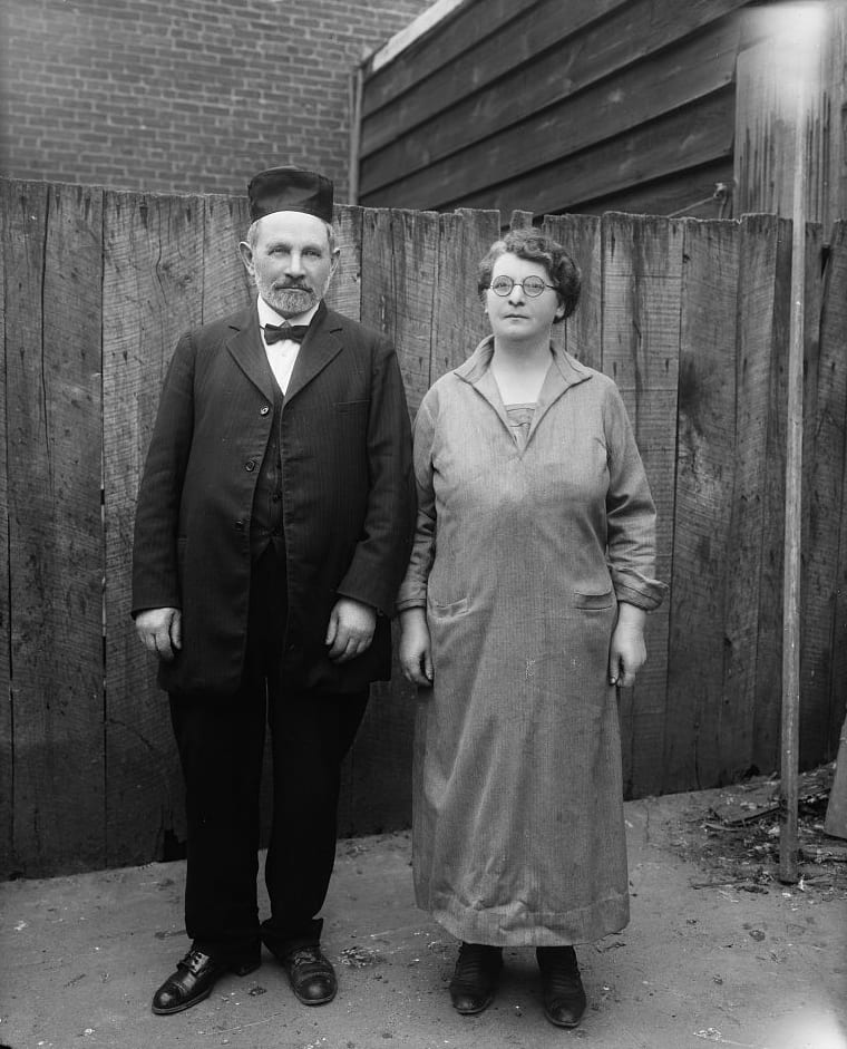 Moses and Naomi Yoelson, Asa's parents, 1905 c. (LOC, Harris and Ewing Collection, Wikipedia(