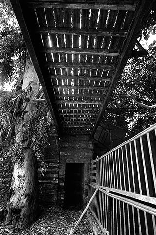 פתח הגניזה בבית הכנסת "בן עזרא", קהיר, מצרים 1979 (מתוך תערוכת בית התפוצות "יהודים במצרים" 1979)