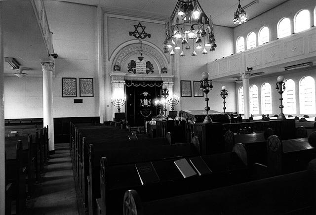 Interior of the "Talmud Torah" synagogue, Sao Paolo, Brazil 1980. Photo: Sergio Zalis. (The Oster Visual Documentation Center, ANU - Museum of the Jewish People))