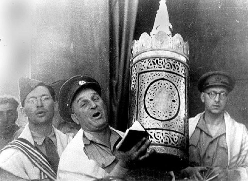 Eretz Israel Soldiers at "Sala Kebira" Synagogue, Tripoli, Libya, 1943PrintShareEretz Israel soldiers at "Sala Kebira" Synagogue, Tripoli, Libya, 1943 (The Oster Visual Documentation Center, ANU - Museum of the Jewish people)