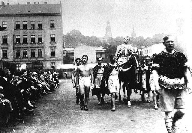 Zishe Breitbart (1887-1925) described as 'Modern Samson', the greatest Jewish strongman, appearing at the Maccabi sports ground, Krakow, Poland, early 1920's. Photo: Ze’ev Aleksandrowicz, the Oster Visual Documentation Center, ANU – Museum of the Jewish People, courtesy of the Ze’ev Aleksandrowicz family, Israel