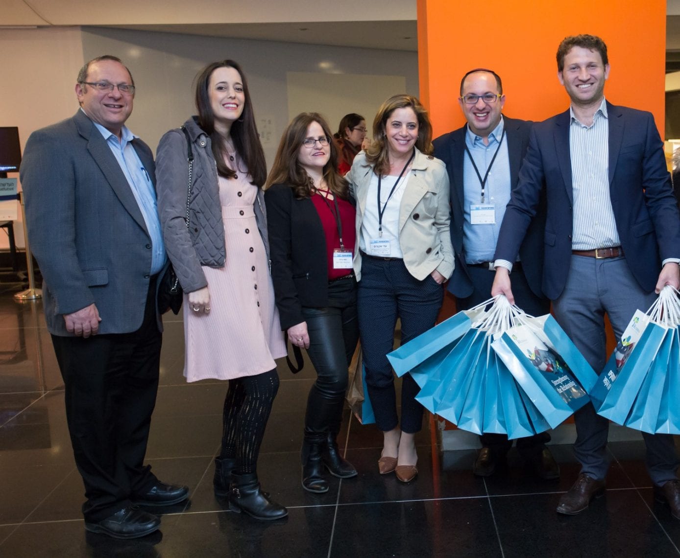 מימין: אהרון קלמן, מנהל התכניות של קרן רודמן, צביקה קליין, עדי אקוניס, שירה זיק, מנכ"לית גשר ואילן גאל דור, יו"ר גשר