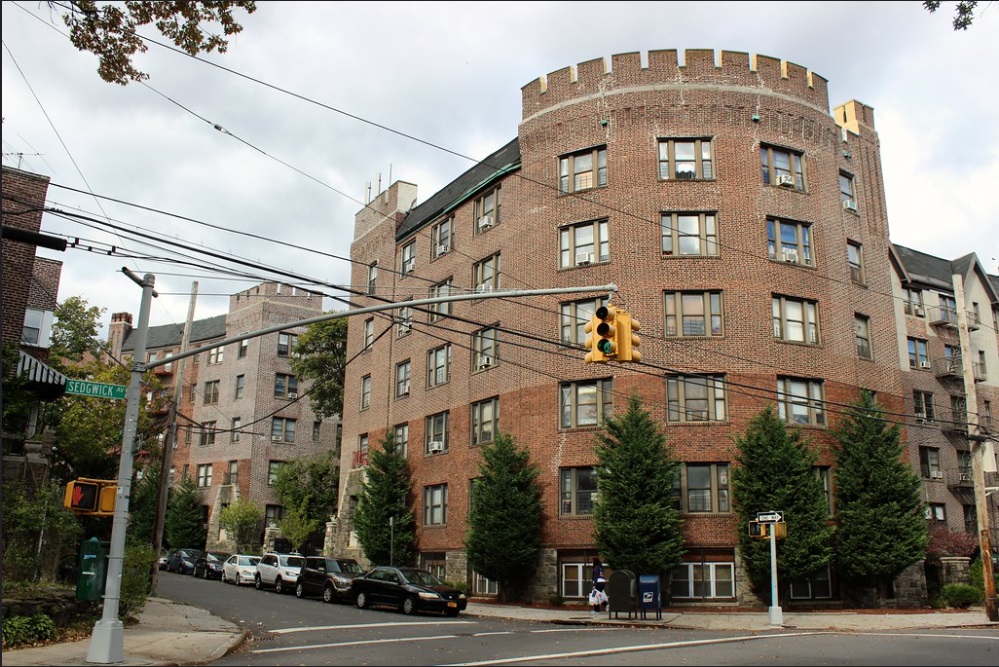 Shalom Aleichem Houses, Kingsbridge Heights (Matthew X. Kiernan, Flicker https://www.flickr.com/photos/mateox/)